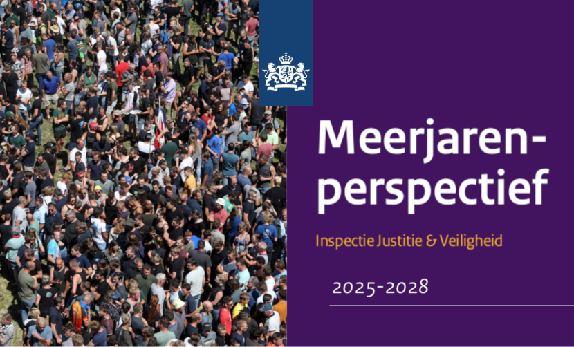 Banner met weergave van voorpagina Meerjarenperspectief 2025-2028 van de Inspectie Justitie en Veiligheid. Daarop links een foto van een grote groep mensen van bovenaf gezien en rechts de titel van dit document.