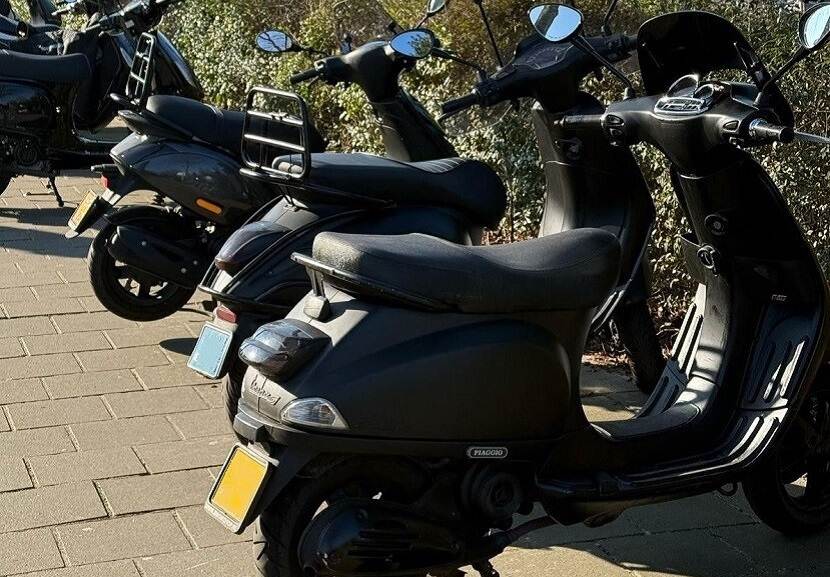 Scooters naast elkaar