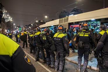 Politie grijpt in: onrustig in centrum Amsterdam na voetbalwedstrijd